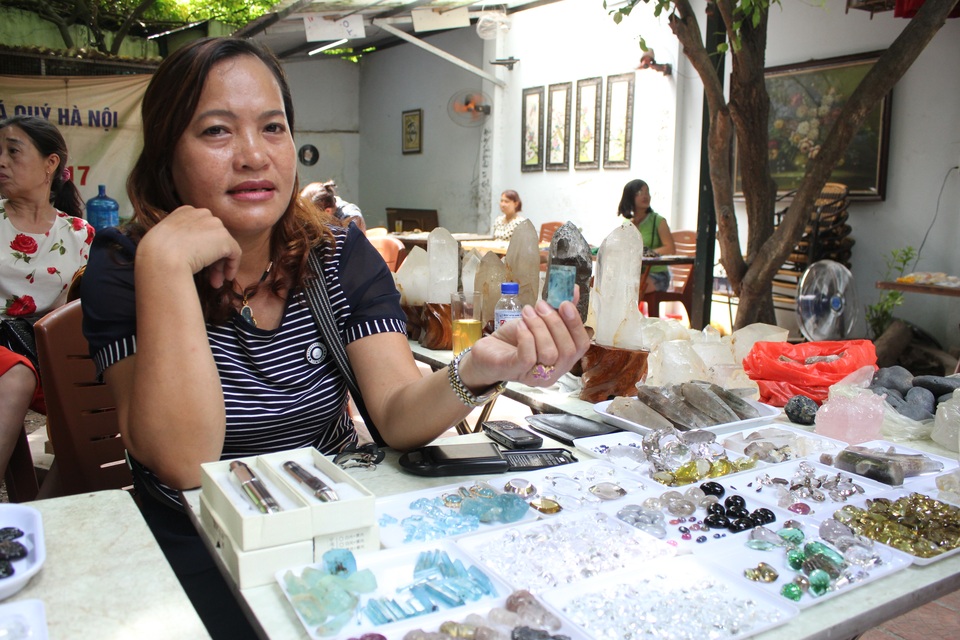 Chợ đá quý bạc tỷ "độc nhất vô nhị" ở Hà Nội - 6 Chị Nguyễn Thị Nhung (Nghệ An) cho biết, tại sạp hàng của chị đã từng bán những viên đá ruby có giá vào khoảng 400 – 500 triệu. Ở chợ cũng có người từng giao dịch thành công những viên đá quý trị giá tiền tỷ song số lượng không nhiều.