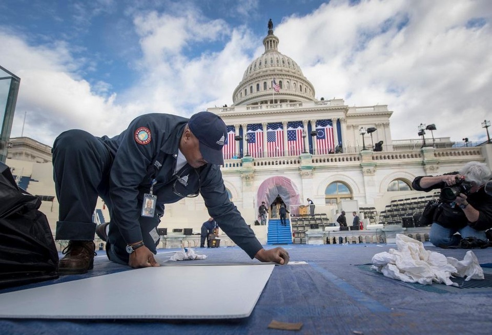 Washington tất bật chuẩn bị cho lễ nhậm chức của ông Trump - 6 Ước tính có khoảng 900.000 người đổ về Washington để tham dự lễ nhậm chức của Tổng thống đắc cử Donald Trump. Hiện an ninh đang được thắt chặt tại tất cả các tuyến đường nhằm đảm bảo lễ nhậm chức diễn ra thành công và suôn sẻ nhất. (Ảnh: Newsday)