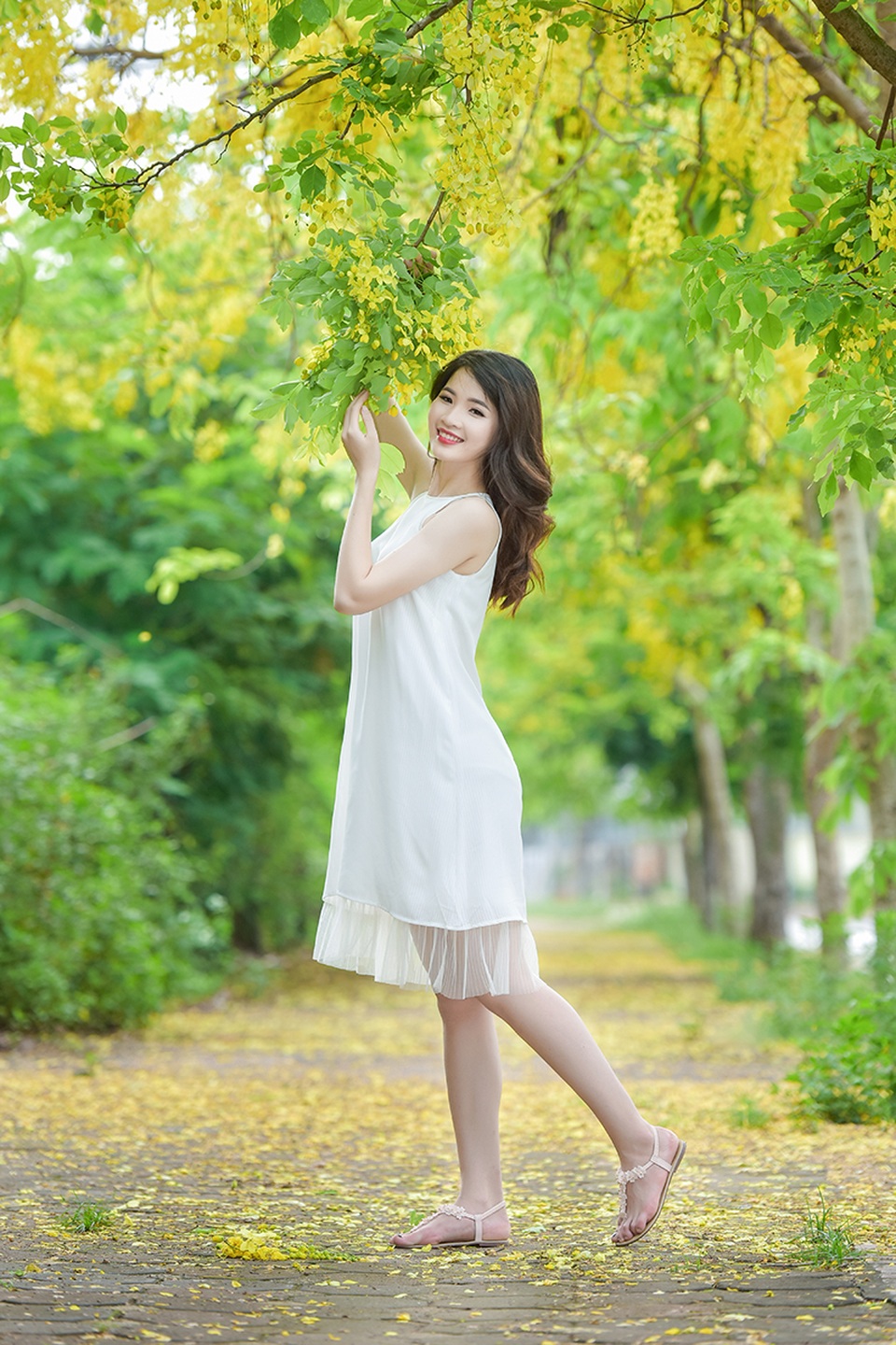 Nữ sinh cao 1m79 duyên dáng đọ sắc cùng muồng hoàng yến - 7 Hà Nội là nơi Trang tới nhiều nhất sau quê nhà. Trang chia sẻ: “Với em cảm nhận về Hà Nội rất đặc biệt. Và em nghĩ nhắc tới Hà Nội không ai có thể không nhắc tới 12 mùa hoa rực rỡ nơi đây. Nếu cho em chọn rằng hoa nào là đẹp nhất ở Hà Nội thì thực sự rất khó bởi với em mỗi loài hoa đều mang đến một cảm giác một cái đẹp khác nhau”.