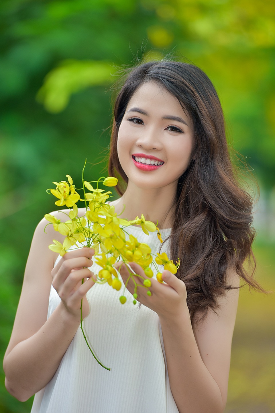 Nữ sinh cao 1m79 duyên dáng đọ sắc cùng muồng hoàng yến - 5 Sở thích của Trang là cùng bạn bè dạo phố , đi du lịch khi rảnh rỗi.
