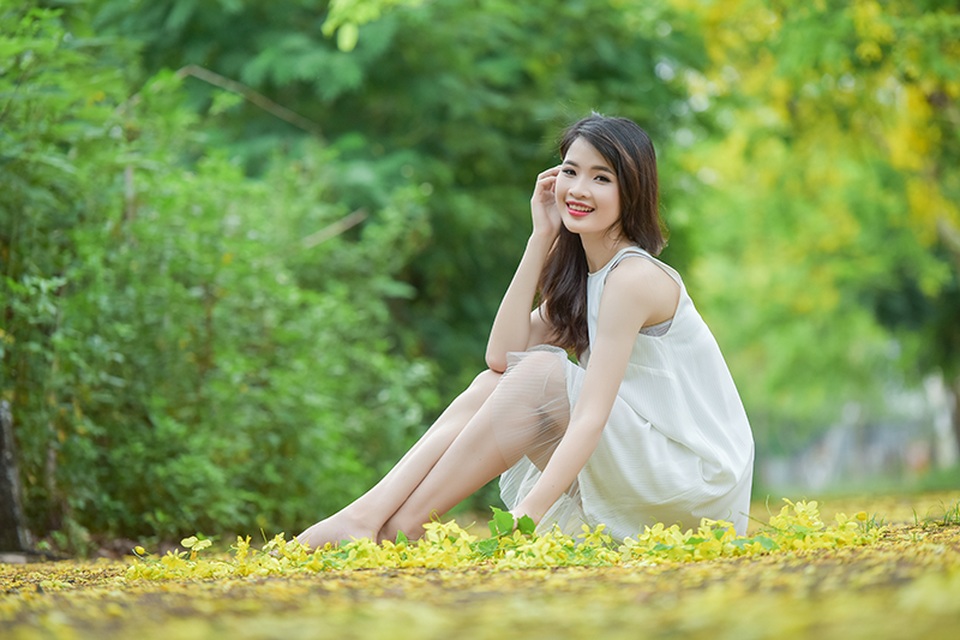 Nữ sinh cao 1m79 duyên dáng đọ sắc cùng muồng hoàng yến - 3
Huyền Trang sở hữu chiều cao “chuẩn” của người mẫu là 1m79. Cô có số đo ba vòng lần lượt là 84 - 60 - 92.
