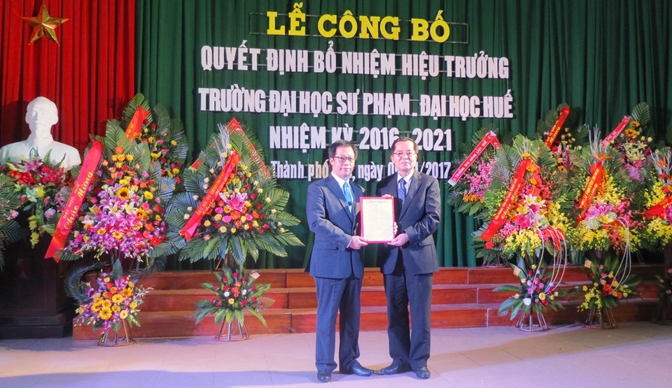 Bổ nhiệm Hiệu trưởng trường Đại học Sư phạm Huế - 1
PGS.TS. Nguyễn Văn Toàn, Giám đốc Đại học Huế trao quyết định bổ nhiệm Hiệu trưởng Đại học Sư phạm Huế nhiệm kỳ 2016-2021 cho TS. Lê Anh Phương (trái)
