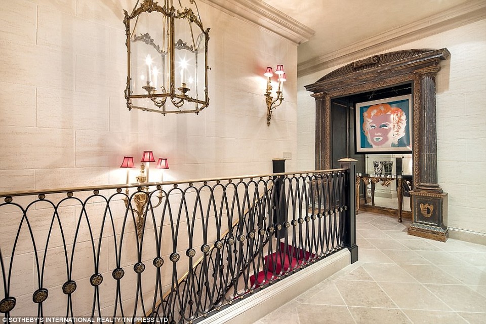 Cầu thang dẫn lên tầng 2.