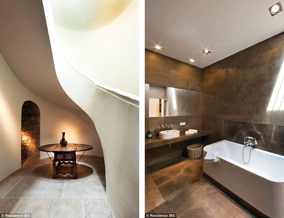 Căn biệt thự này đã bị bỏ không 30 năm sau khi vợ của Picasso - bà Jacqueline Roque - qua đời năm 1986. Giờ đây, căn biệt thự được đem ra rao bán với mức giá khởi điểm 20,2 triệu euro.