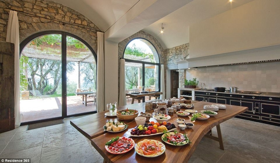 Phòng bếp dẫn xuống một hầm rượu lớn.