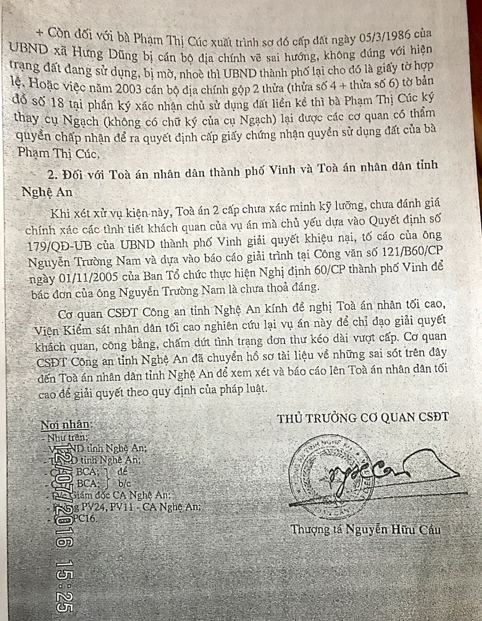 Hơn 13 năm, 10 phiên tòa mòn mỏi đi đòi một mảnh đất: Có bỏ lọt “tội phạm”? - 11 Trong kết luận của cơ quan điều tra cũng nhận thấy việc giải quyết khiếu nại của UBND TP Vinh chưa công bằng, khách quan. Những sơ hở, thiếu sót, sai phạm của cán bộ chính quyền cơ sở mà có lợi cho cụ Dung thì bị bác bỏ, không chấp nhận.