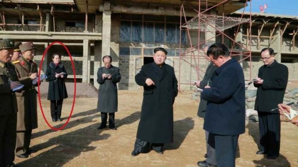 Chân dung người em gái quyền lực của ông Kim Jong-un - 2 Bà Kim Yo-jong thường được nhìn thấy tháp tùng ông Kim Jong-un (Ảnh: EPA)