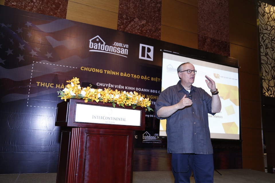 Prop-Tech và xu hướng mới trong ngành bất động sản Việt Nam - 1
Ông Steve Brown, chủ tịch Hiệp hội Môi giới BĐS Mỹ nhiệm kỳ 2014 trong sự kiện đào tạo hợp tác cùng batdongsan.com.vn