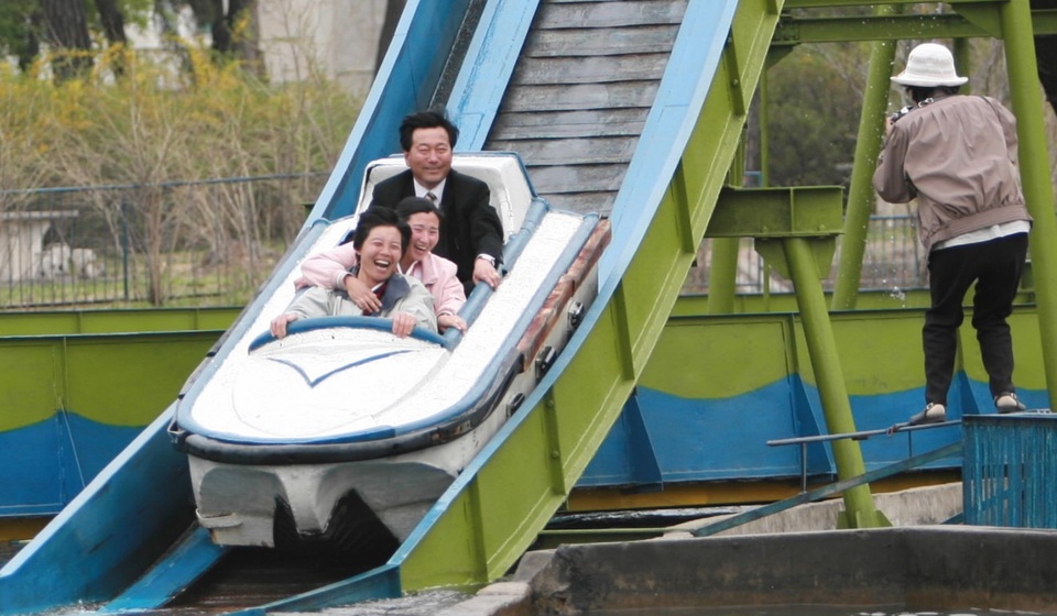5 mặt hàng Trung Quốc được ưa chuộng tại Triều Tiên - 5 Người Triều Tiên vui chơi bên trong công viên giải trí Bình Nhưỡng (Ảnh: SCMP)