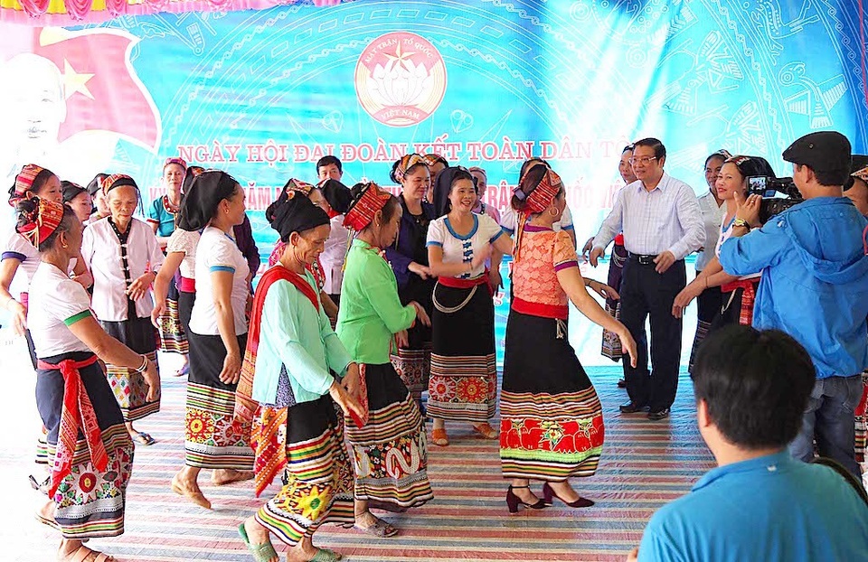 Trưởng Ban Nội chính Trung ương tặng quà, múa lăm vông cùng dân bản - 3 Trưởng Ban Nội chính Trung ương tặng quà, múa lăm vông cùng dân bản - 3