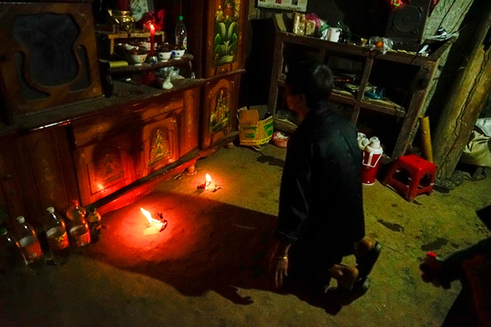 Bộ ảnh đẹp về đám cưới người Phù Lá - 12 Thầy cúng làm lễ