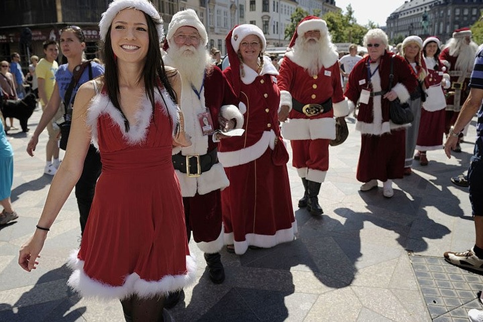 Những “bà già” Noel siêu trẻ trung và nóng bỏng - 9 Những “bà già” Noel siêu trẻ trung và nóng bỏng - 9