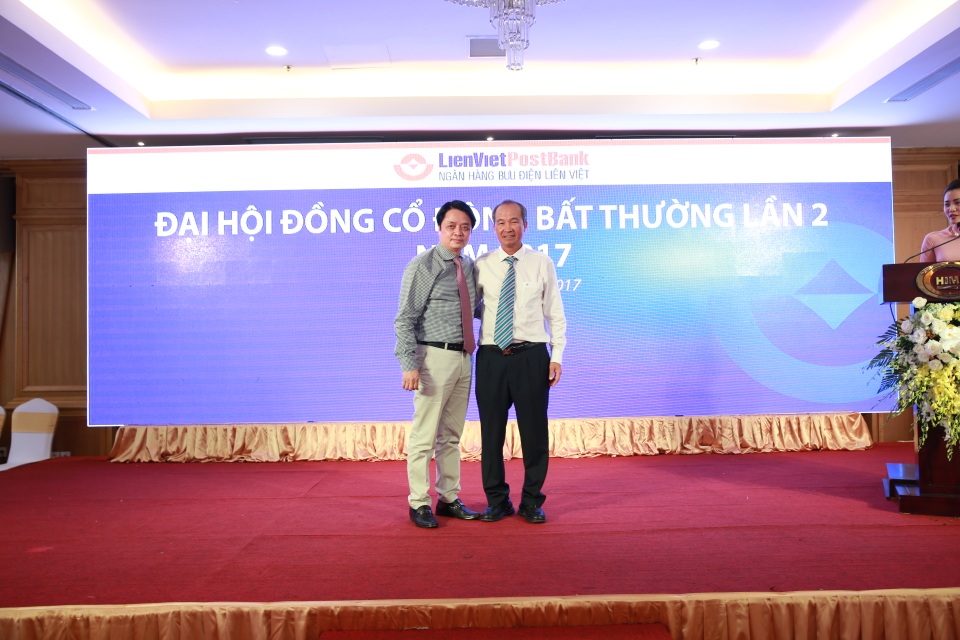 Him Lam chính thức thoái sạch vốn khỏi LienVietPostBank - 1
Ông Nguyễn Đức Hưởng và ông Dương Công Minh tại đại hội đồng cổ đông bất thường của LienVietPostBank