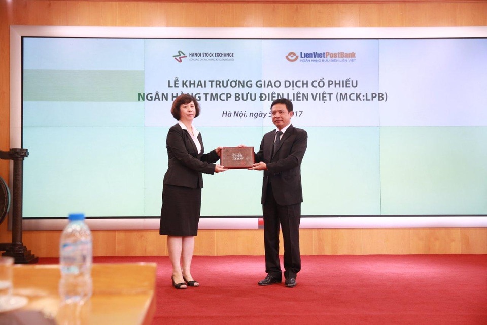 
Bà Hoàng Lan, Tổng giám đốc Sở Giao dịch chứng khoán Hà Nội (HNX) trao giấy chứng nhận lên sàn cho ông Phạm Doãn Sơn, Tổng giám đốc LienVietPostBank
