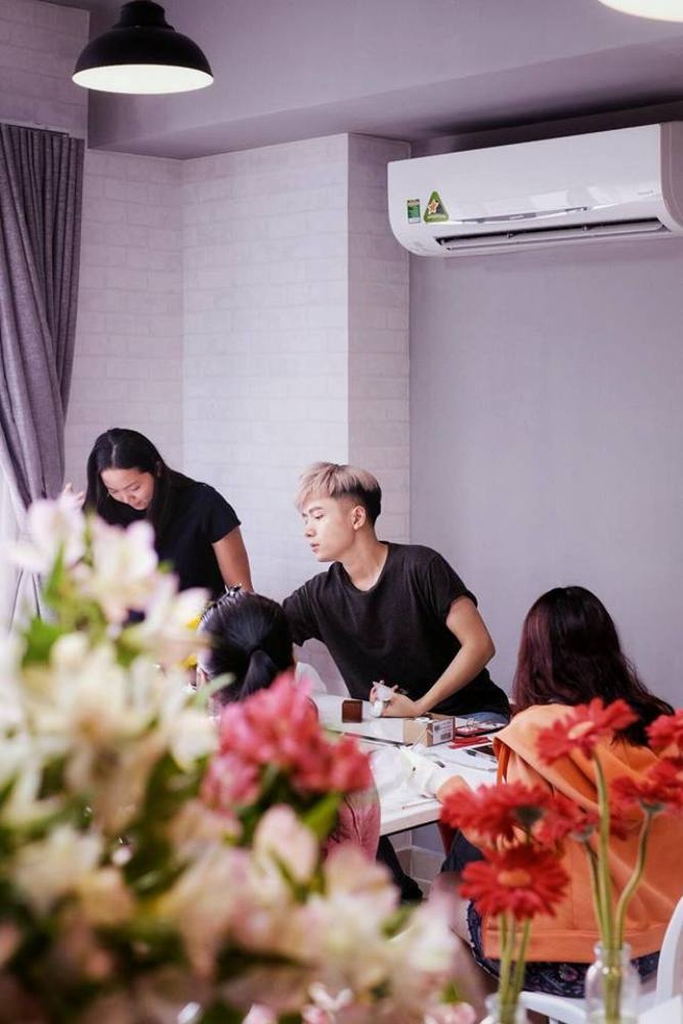 9x Việt nổi tiếng khắp Đông Nam Á bởi biệt tài “chế hoa giả ăn được” - 7 Hoàng Anh trong các lớp dạy làm bánh của mình