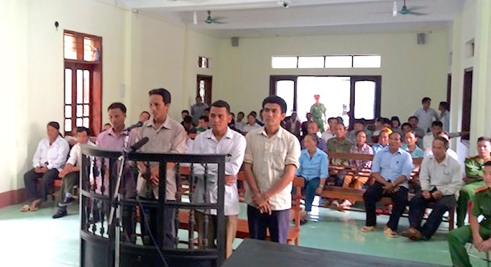 Cán bộ địa chính xã thuê người triệt hạ rừng nguyên sinh - 1 Các đối tượng tại phiên tòa.