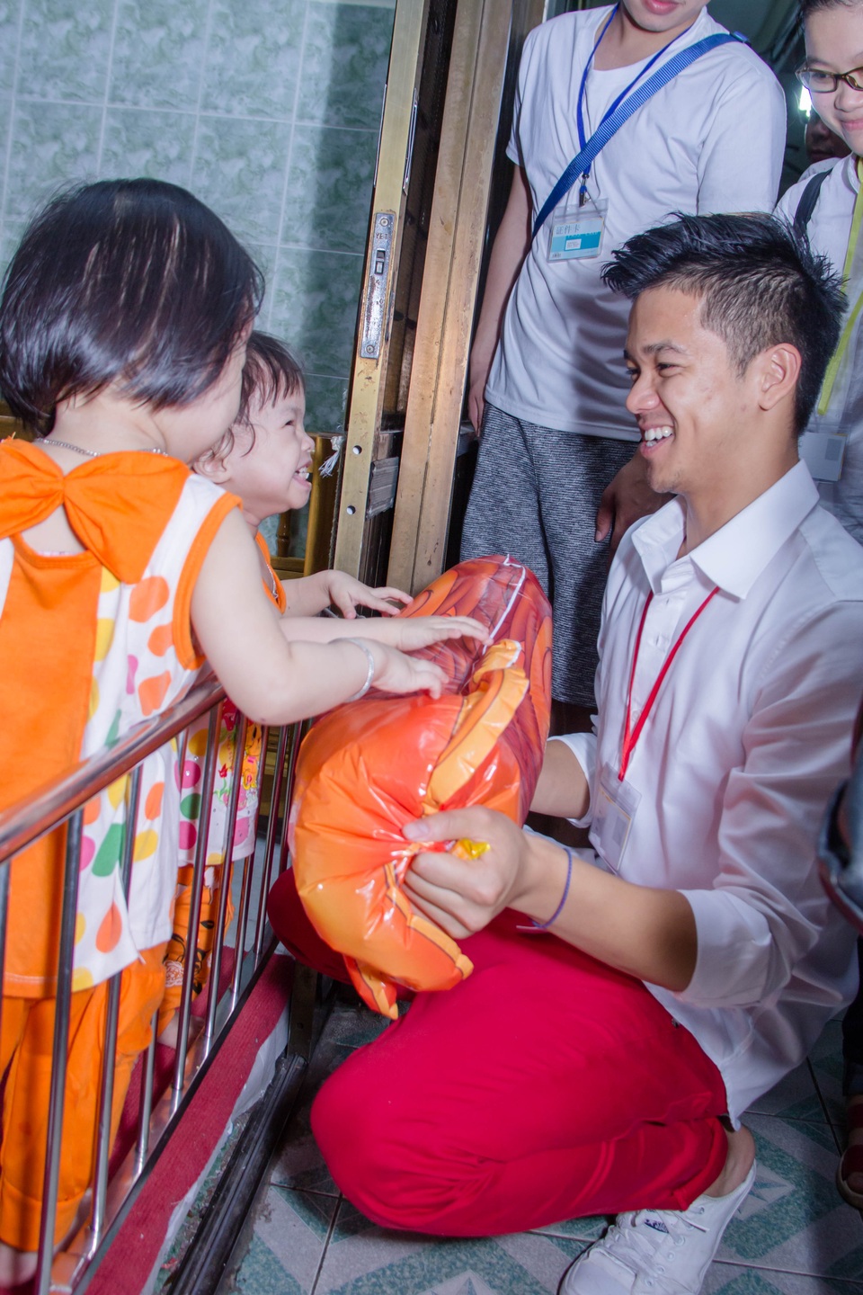 Hình ảnh nghệ sĩ Việt trong những chuyến từ thiện cuối năm - 11 Hình ảnh nghệ sĩ Việt trong những chuyến từ thiện cuối năm - 11