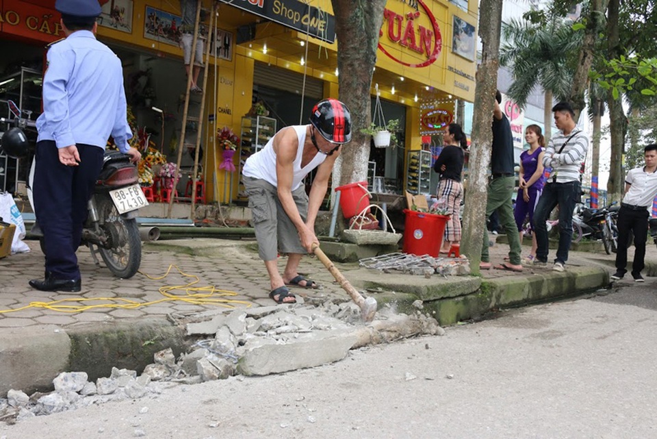 Nhiều tỉnh, thành cùng ra quân giành lại vỉa hè - 4 Nhiều người dân tự giác tham gia tháo dỡ các thiết kế sai qui định.