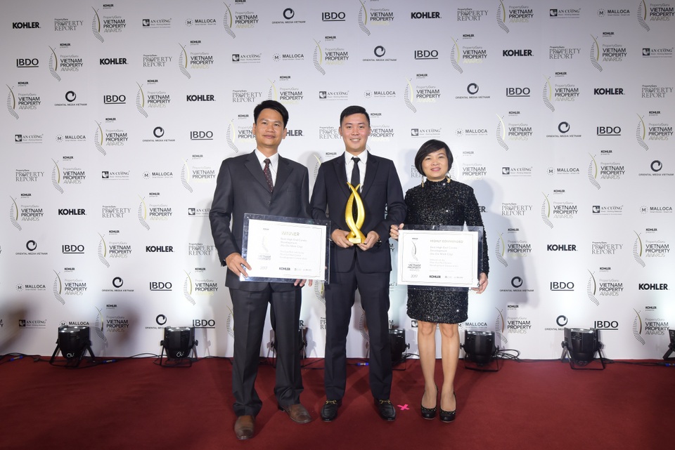 Sống theo phong cách thượng lưu Sài Thành - 4
Ông Nguyễn Tấn Danh và Ông Phạm Trọng Hòa chụp hình với Đại diện Thảo Điền Investment.