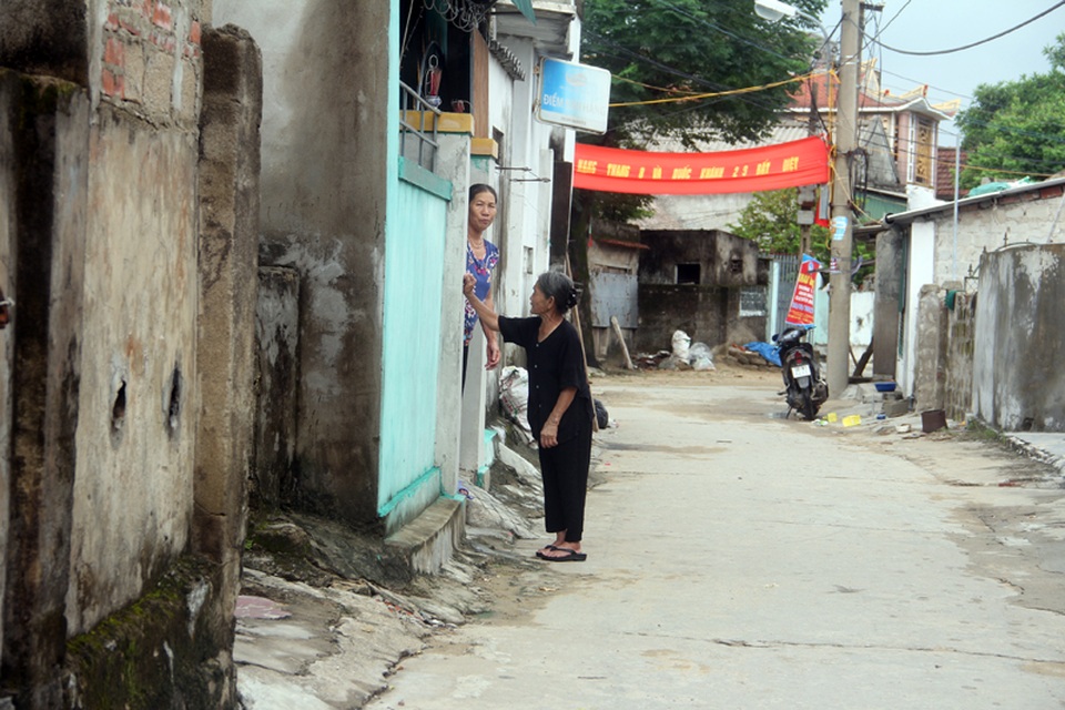 Theo yêu cầu, người già, phụ nữ, trẻ nhỏ là những người phải được di chuyển đến các trường học, nơi an toàn để tránh bão. Nhưng cụ bà này vẫn chưa rời khỏi nơi cư trú của mình.