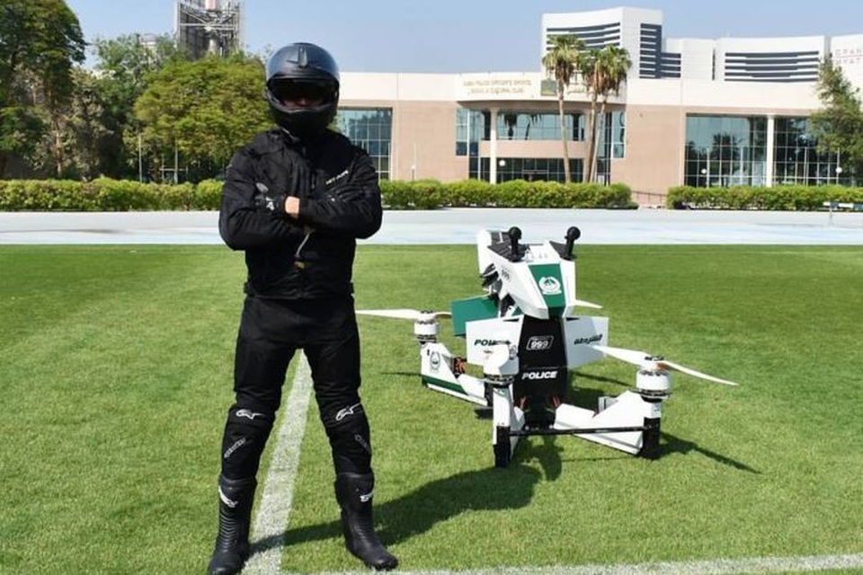 Chán siêu xe, cảnh sát Dubai chuyển sang môtô bay - 1 Chán siêu xe, cảnh sát Dubai chuyển sang môtô bay - 1