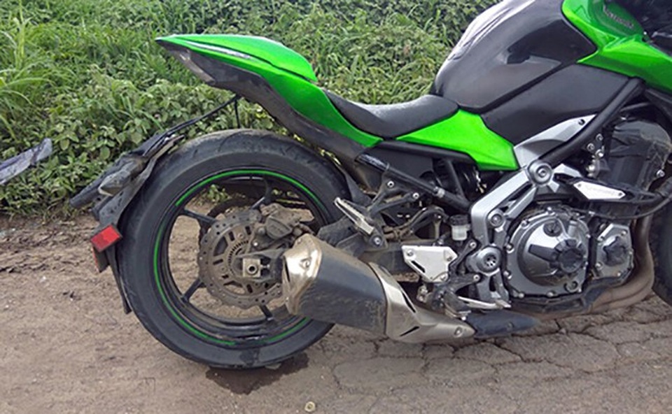 Kawasaki triệu hồi naked-bike cỡ lớn Z900 - 1 Một chiếc Kawasaki Z900 2017 bị gãy giảm xóc sau tại Ấn Độ.