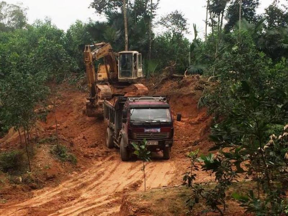 Hà Tĩnh: Nhà thầu thi công đập nước gian dối, dân lo lắng về chất lượng! - 2 Lấy trộm đất tại một nhà dân để đắp đập