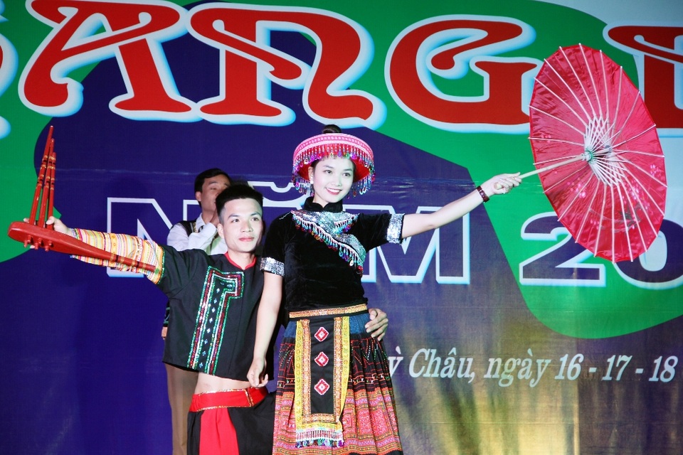 “Huyền thoại miền đất cổ” vào hội - 4 Là nơi hội tụ, bảo lưu những nét văn hóa truyền thống đậm đà bản sắc văn hóa dân tộc như: ném còn, nhảy sạp, khắc luống, cồng chiêng, hát nhuôn, suối, on, ổi, giao duyên, thi người đẹp vùng sơn cước…