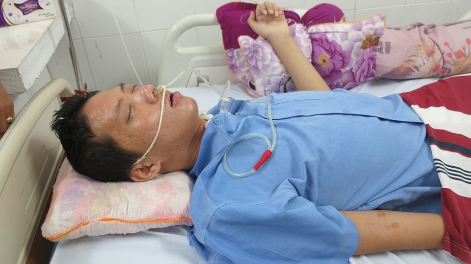 Về điều trị tại BVĐK huyện Hưng Nguyên, Đạt vẫn bất tỉnh.