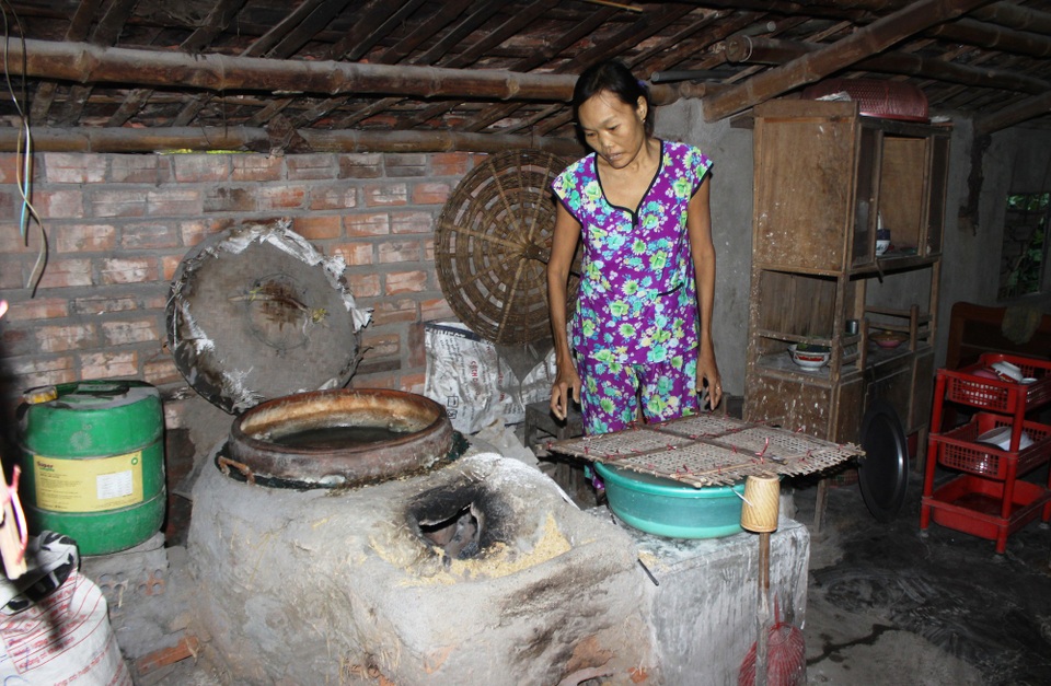 "Cơm tôi có thể nhịn dăm bữa, nhưng máu thì không thể không truyền !" - 3 Hàng ngày trời nắng chị Xuân vẫn phải cố gắng lao động để kiếm tiền nuôi sống gia đình