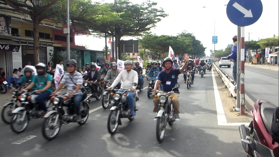 Hàng trăm xe cổ cả nước diễu hành vào ngày cuối năm - 2 Các hội viên của các CLB xe cổ diễu hành trên tuyến đường phường 9