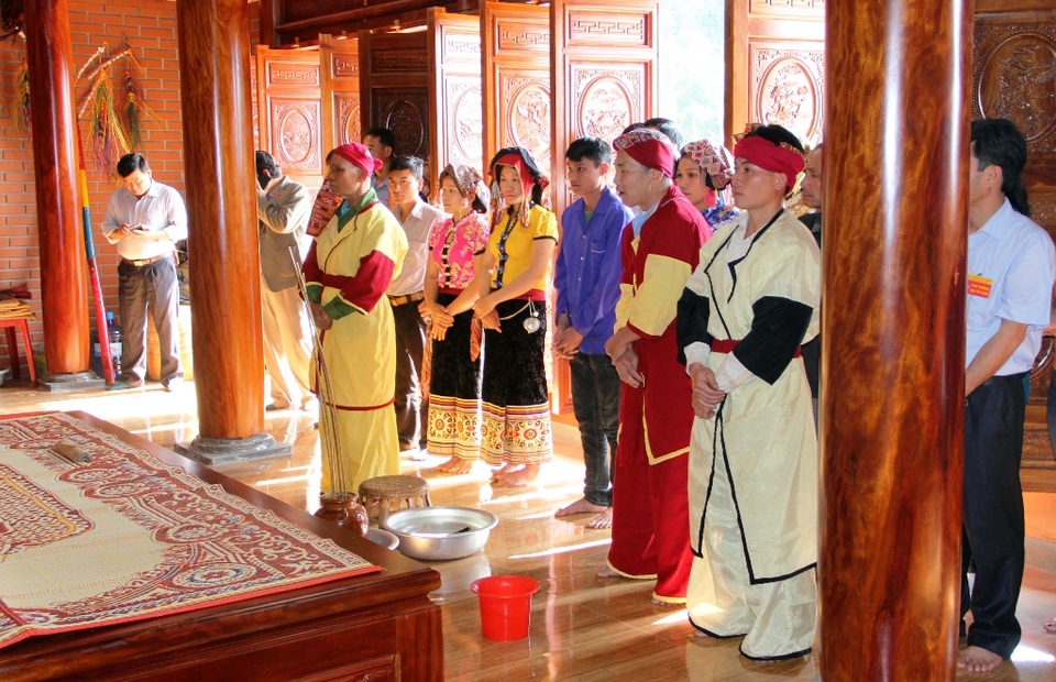 “Huyền thoại miền đất cổ” vào hội - 1 Thầy mo làm lễ đại tế tại đền thờ thành hoàng Chiềng Ngam. Trước khi khai hội, thầy mo làm lễ cầu xin thần núi, thần hang cho phép mở cửa hang để “trai gái được vào chơi, cầu cho thành đôi hạnh phúc, lúa tốt như rừng già đầu bản.