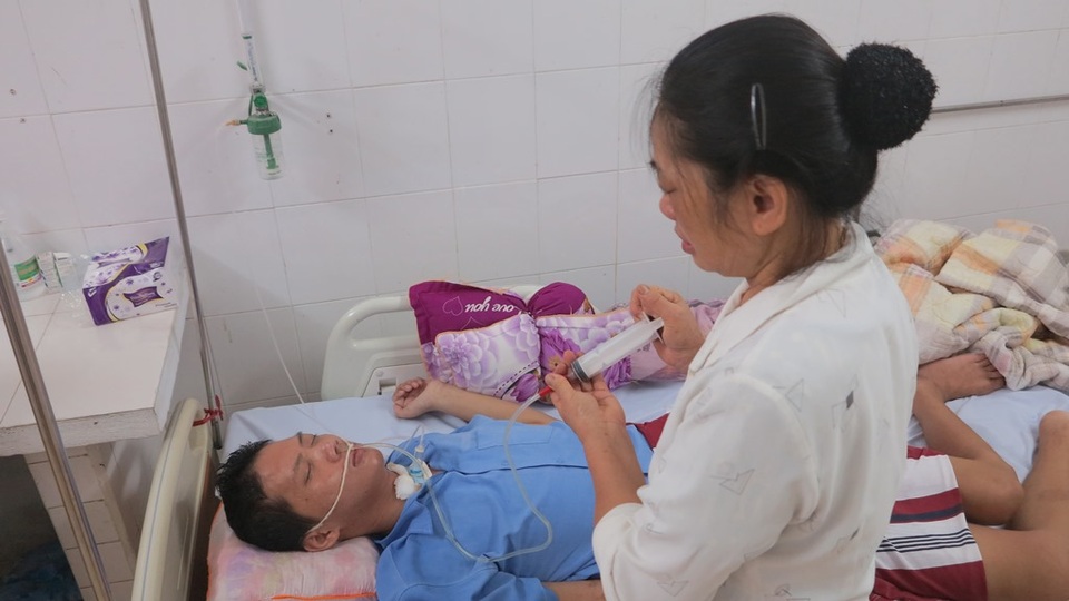 Hằng ngày bà Tam cho con ăn và uống nước bằng cách bơm qua đường ống tiêm như thế này.