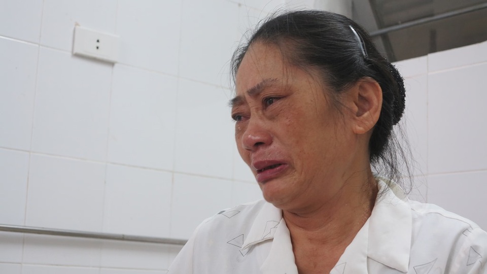 Bà đã bất lực nhìn con nằm chờ chết.