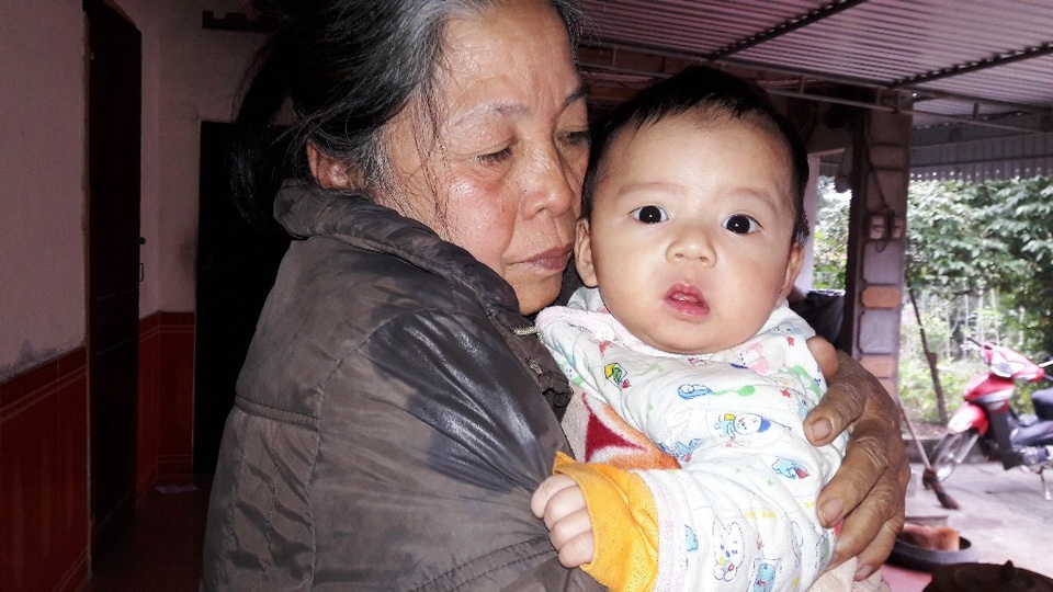 Mẹ nghèo đau đớn trước cảnh con gái 3 tuổi mắc bệnh ung thư máu - 6 Sau khi sinh con trai thứ 3 là cháu Trần Phúc An, tế bào gốc của cháu hoàn toàn phù hợp với chị nên có thể cấy ghép để cứu Thùy Dương nhưng chi phí phẫu thuật quá lớn khiến gia đình rơi vào cảnh tuyệt vọng.