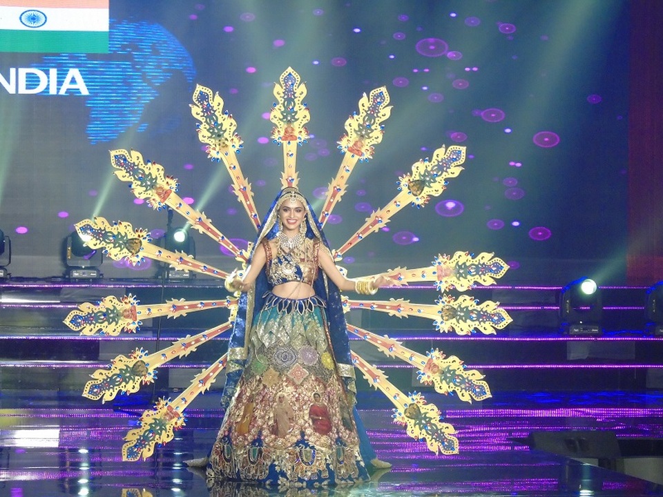 Đại điện của Ấn Độ lộng lẫy trên sân khấu với bộ trang phục cầu kỳ