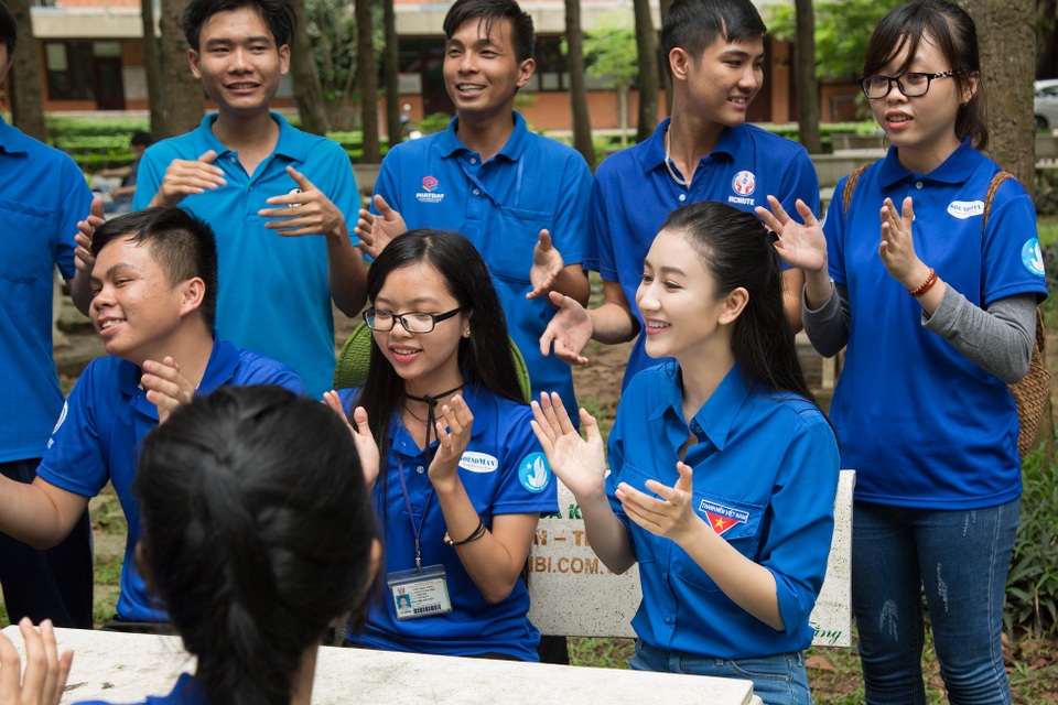 Ngẩn ngơ nhan sắc Á hậu Đại dương trong màu áo xanh tình nguyện - 7 Vì vậy, với vai trò một đại sứ chiến dịch “Mùa hè xanh 2017” của trường Đại học Sư phạm kỹ thuật TP.HCM, Hà Thu hi vọng các bạn sẽ mang hết sức trẻ, lòng nhiệt huyết của mình để góp phần xây dựng ý thức cộng đồng, xây dựng quê hương, đất nước.