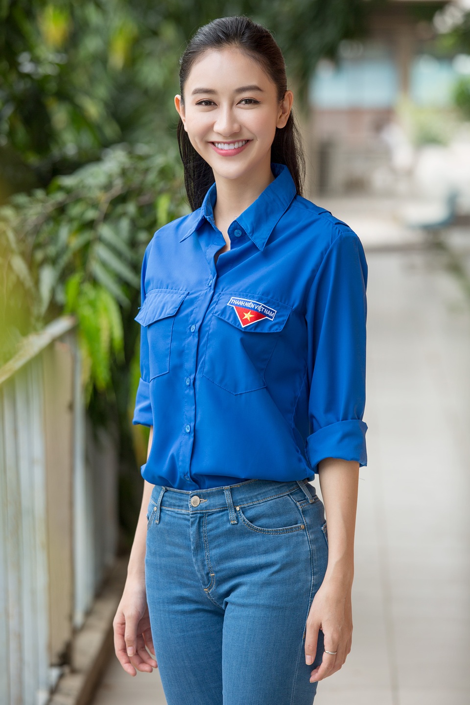 Ngẩn ngơ nhan sắc Á hậu Đại dương trong màu áo xanh tình nguyện - 1 Ngày 21/7 là sinh nhật của Á hậu Đại dương Hà Thu, tuy nhiên cô nàng không dành thời gian nghỉ ngơi hay tổ chức tiệc mừng cùng bạn bè, gia đình mà vẫn tất bật tham gia hoạt động tình nguyện Mùa hè xanh cùng các sinh viên.