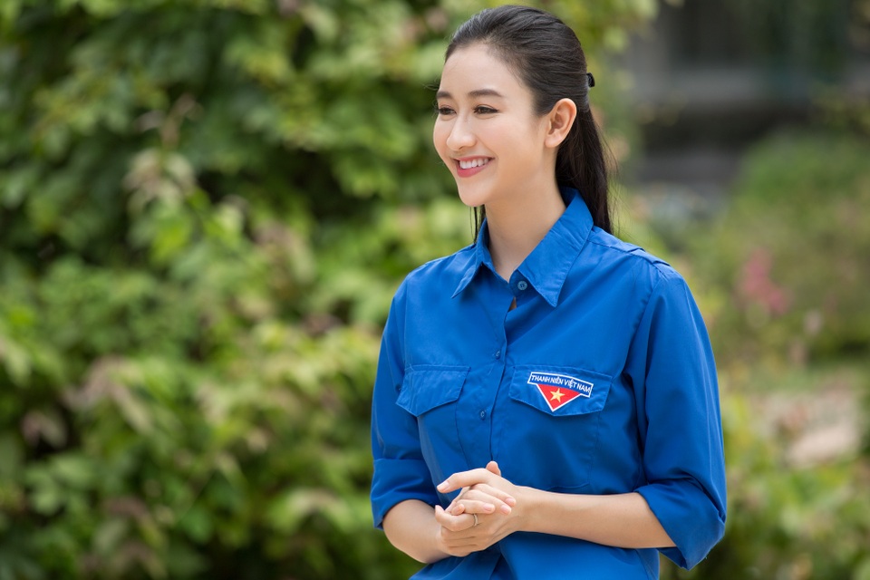 Ngẩn ngơ nhan sắc Á hậu Đại dương trong màu áo xanh tình nguyện - 2 Sau khi hoàn thành lắp đặt xong 3 chiếc máy lọc nước trong sự hân hoan, Hà Thu tiếp tục nhận được niềm vui lớn khi các bạn sinh viên bất ngờ tổ chức sinh nhật cho chính cô ngay tại sân trường.