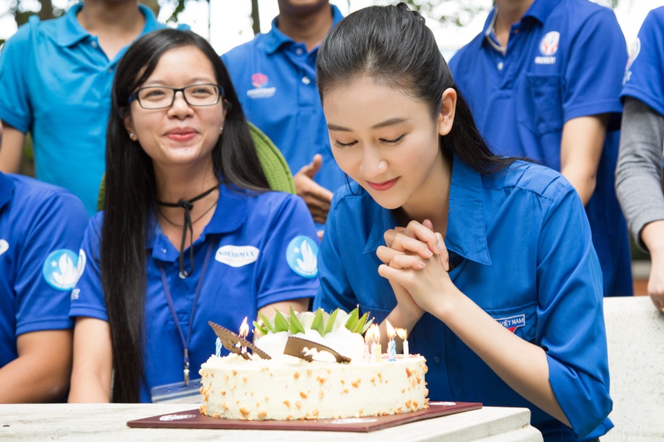 Ngẩn ngơ nhan sắc Á hậu Đại dương trong màu áo xanh tình nguyện - 4 Dù mới chỉ tiếp xúc và làm việc với nhau được ít ngày nhưng các tạo cho Thu cảm giác rất thân thiện và ấm áp.