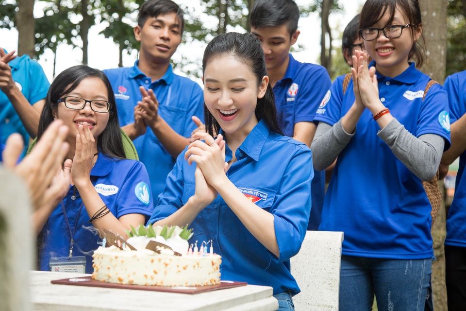 Ngẩn ngơ nhan sắc Á hậu Đại dương trong màu áo xanh tình nguyện - 3 Á hậu 1 Hoa hậu đại dương 2014 nói rằng: Thu vô cùng xúc động trước những tình cảm mà các bạn sinh viên dành cho mình.
