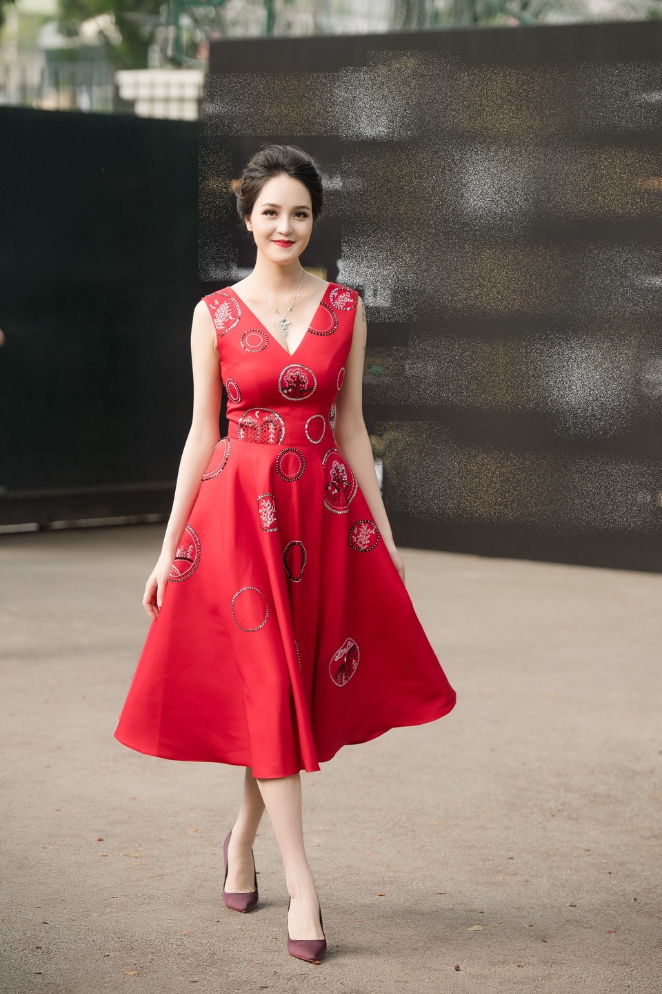 Hoàng Anh tiết lộ, cô sinh con gái đầu lòng cách đây hơn một tháng. Vì may mắn có cơ địa tốt nên cô nhanh chóng về phom như lúc chưa kết hôn. Thời gian bầu bí, cô tăng gần 10kg. Hiện tại, cô nuôi con hoàn toàn bằng sữa mẹ, chứ không sử dụng sữa bột. Lần đầu làm mẹ, Hoàng Anh gặp khá nhiều bỡ ngỡ trong việc chăm sóc con. Tuy nhiên, mẹ đẻ và mẹ chồng cô đều ở bên hỗ trợ. Con gái Hoàng Anh cũng là cháu đầu lòng của cả bên nhà ngoại và nhà nội nên được mọi người rất cưng chiều.