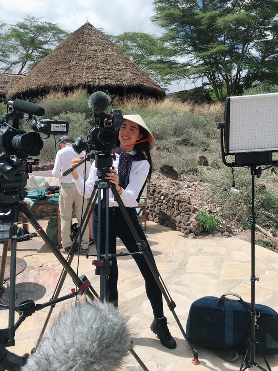 Sau khi xuống sân bay, Lệ Hằng cùng êkip bắt tay ngay vào công việc phỏng vấn cho phim tài liệu của WildAid sản xuất.