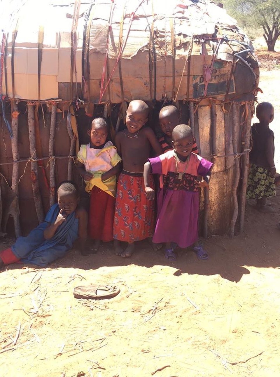 Họ phải sinh sống chen chúc từ 7-10 người trong những căn chòi bé nhỏ.