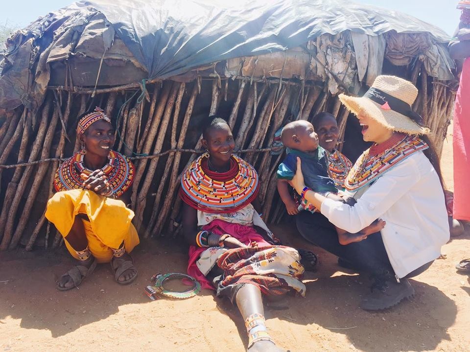 Chân dài Việt trải nghiệm cuộc sống của thổ dân giữa sa mạc châu Phi - 10