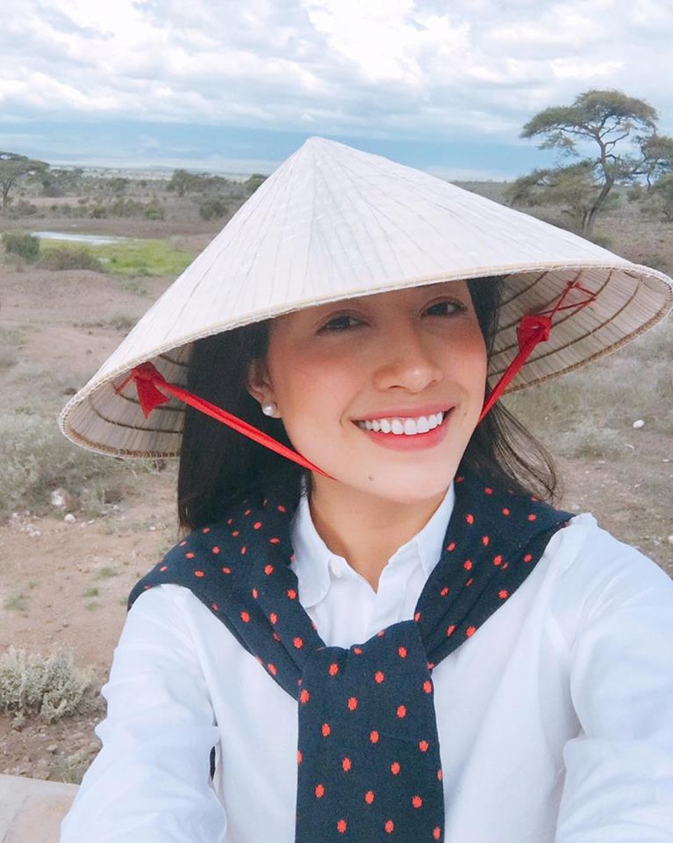 Lệ Hằng mang theo nón lá để quảng bá nét đẹp văn hóa Việt Nam.