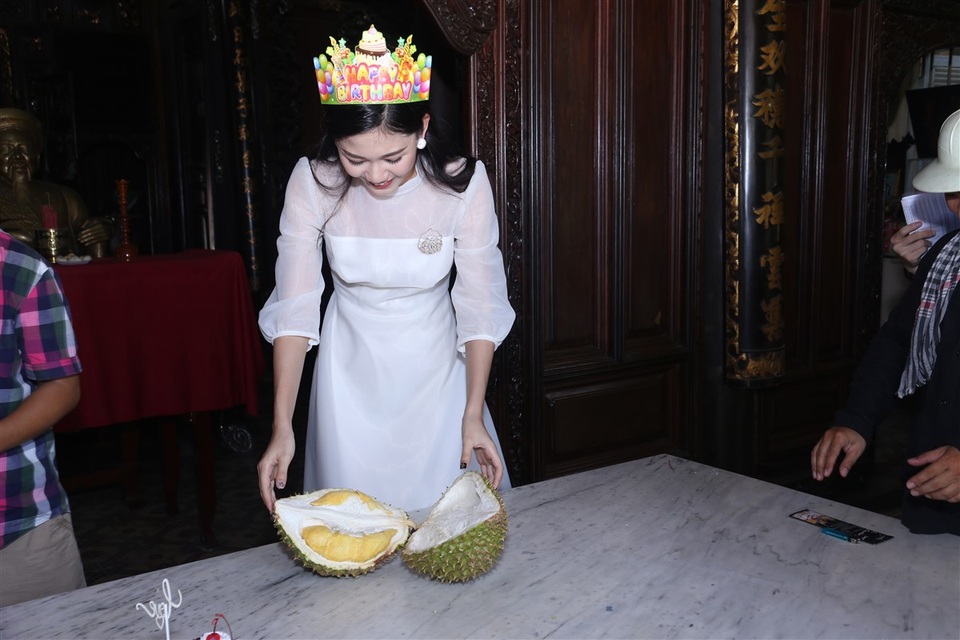 Á hậu Thanh Tú nhận "quà độc lạ" trong tiệc sinh nhật bí mật - 6 Cô không thể chờ lâu được mà đã tự tay xẻ quả sầu riêng.
