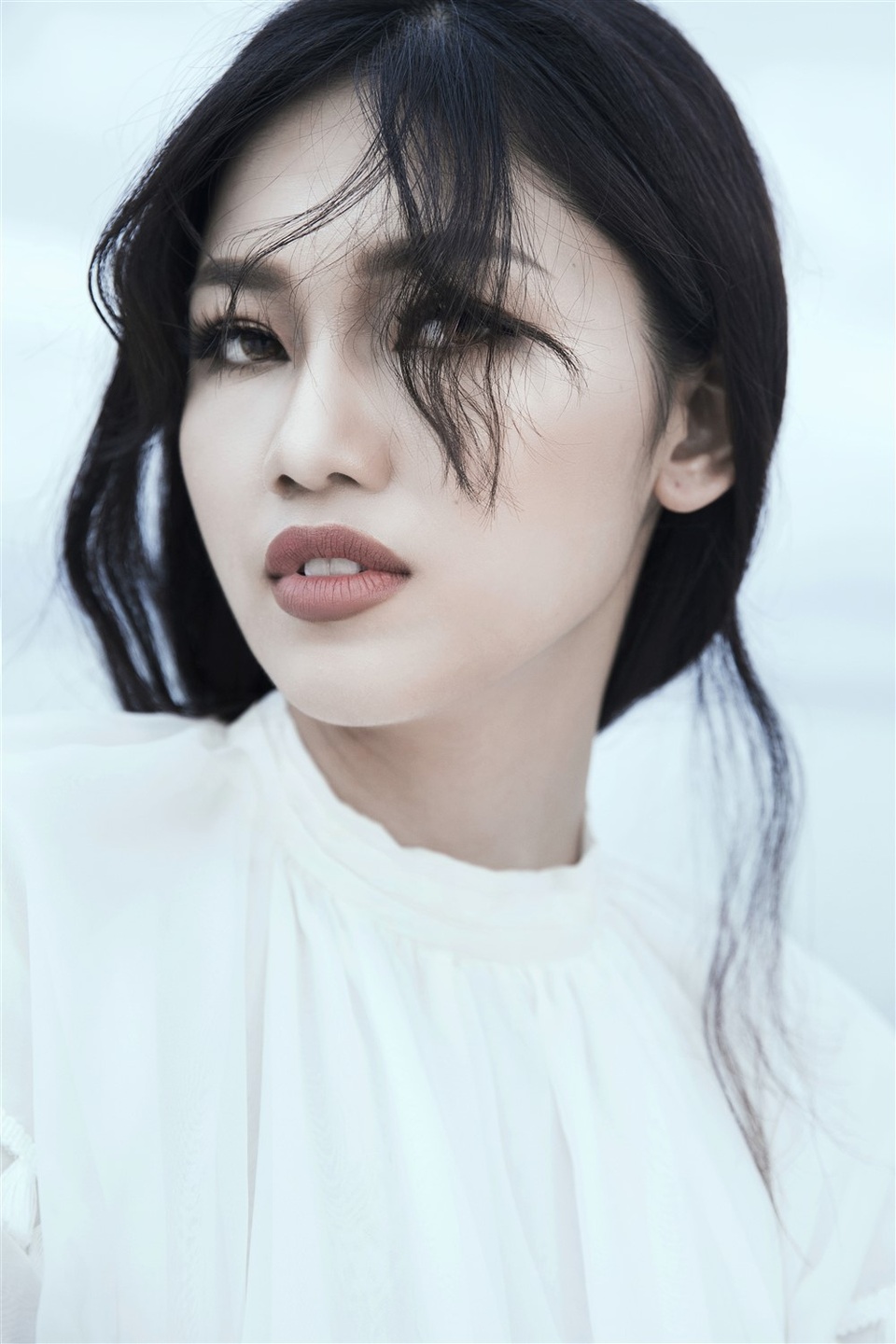 Á hậu Thanh Tú nổi bật với chiều cao khủng 1m81, hiện đã tốt nghiệp Học viện Ngoại giao và đang cố gắng ôn luyện để thi công chức vào Bộ Ngoại Giao Việt Nam. Đây cũng là mơ ước của người đẹp khi đang ngồi trên ghế nhà trường.