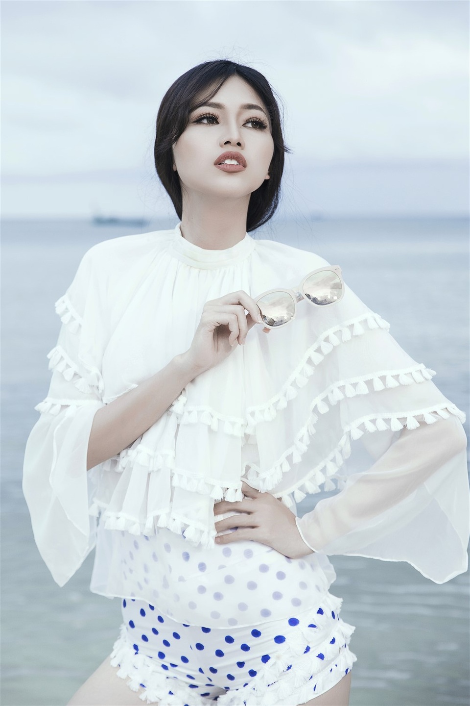 Đi cùng những thiết kế nữ tính nhưng không kém phần gợi cảm, phù hợp với khung cảnh biển mùa hè, nàng Á hậu còn kết hợp với các phụ kiện như hoa tai lông vũ, hoa tai tua rua, kính mát… Đi cùng những thiết kế nữ tính nhưng không kém phần gợi cảm, phù hợp với khung cảnh biển mùa hè, nàng Á hậu còn kết hợp với các phụ kiện như hoa tai lông vũ, hoa tai tua rua, kính mát…