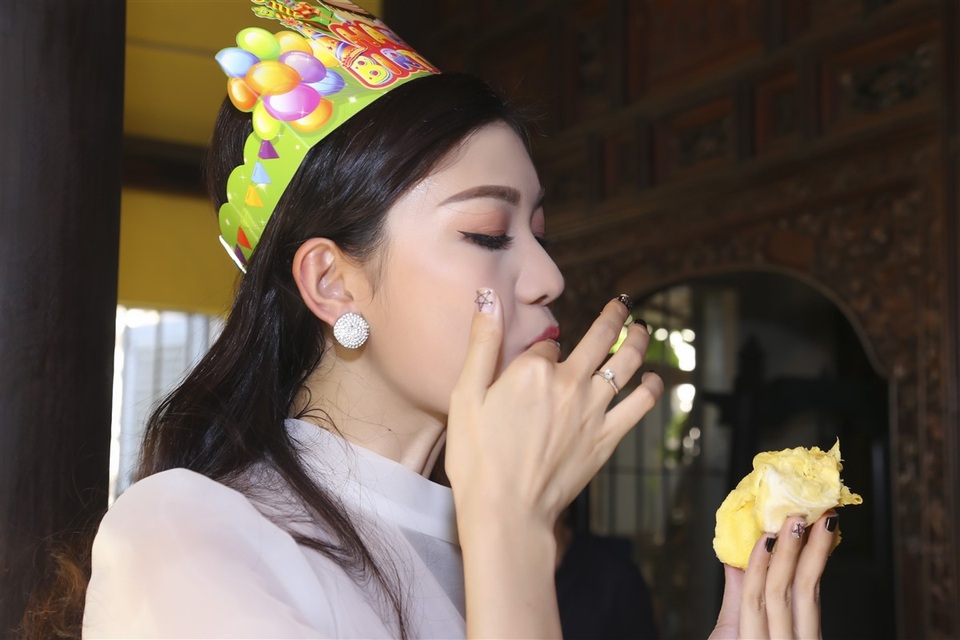 Á hậu Thanh Tú nhận "quà độc lạ" trong tiệc sinh nhật bí mật - 9 Và thưởng thức một cách ngon lành.